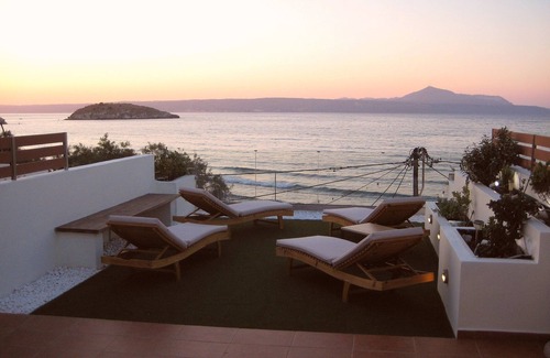 Almyrida Apartamento | Floor apartment with superb roof terrace, next to Almirida sandy beach