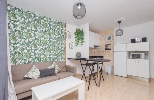 Sonnenland Apartamento | Floral Home - Large Private Terrace with Pool