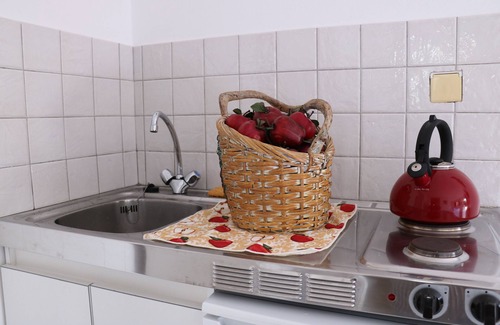 Adamas Apartamento | Flora's Red Studios