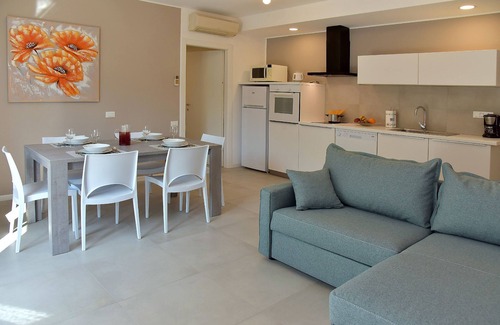 Padenghe sul Garda Apartamento | Floral | Garda Bloom Holiday Apartments at Lake Garda