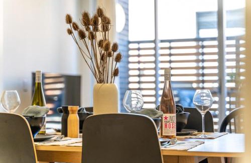 Adelaide Central Business District Apartamento | Floral on Frew 2BR Staycation CBD WiFi
