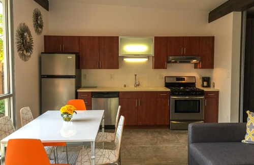 Santa Fe Casa | Florecitas es una nueva casa de huéspedes contemporánea. Hermosa brillante contemporanea