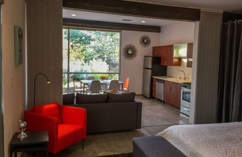 Santa Fe Casa | Florecitas es una nueva casa de huéspedes contemporánea. Hermosa brillante contemporanea