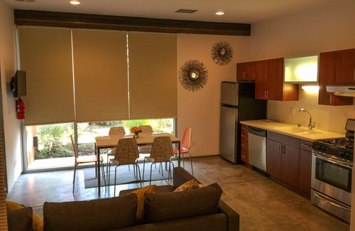 Santa Fe Casa | Florecitas es una nueva casa de huéspedes contemporánea. Hermosa brillante contemporanea