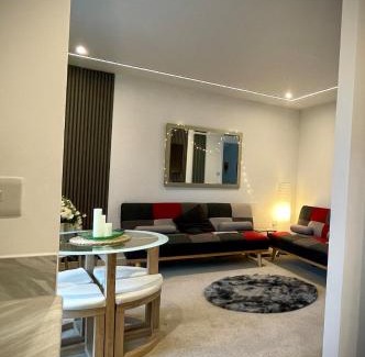 Peterborough Casa | Florence Coach-House-Parking-WIFI King bedroom & double bedroom
