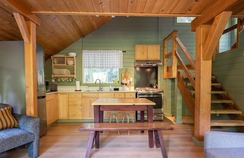 Ucluelet Cabina | Florencia Bay I Elegant Rustic I Hot Tub I Fireplace