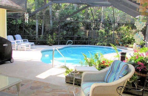 Melbourne Beach Casa | Disfrute de la piscina y lanai en esta casa de 4 dormitorios en Florida, a pocos pasos de la playa