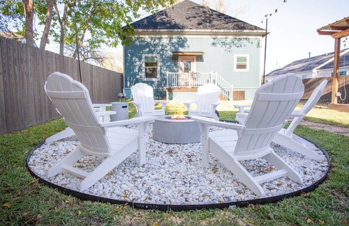Waco Casa | FlourishHouse-HotTub, firepit, gym, outdoor movie, outside dining