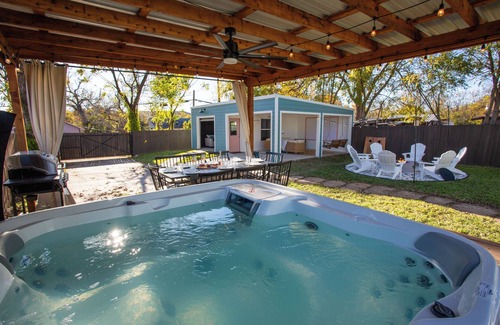 Waco Casa | FlourishHouse-HotTub, firepit, gym, outdoor movie, outside dining