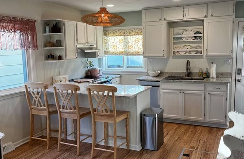 Walworth Casa | Flower Field Cottage Near Geneva Lake