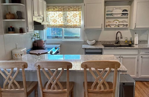 Walworth Casa | Flower Field Cottage Near Geneva Lake