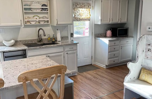 Walworth Casa | Flower Field Cottage Near Geneva Lake