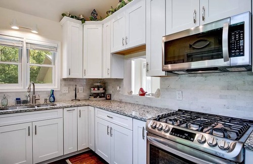 Franklin Casa | Flowing Water, Firepit, Large Deck, Wi-Fi, Stocked Fishing in Backyard Creek