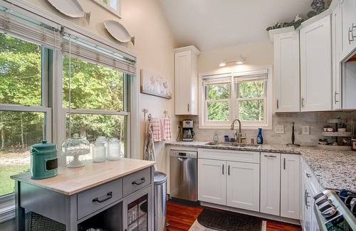 Franklin Casa | Flowing Water, Firepit, Large Deck, Wi-Fi, Stocked Fishing in Backyard Creek