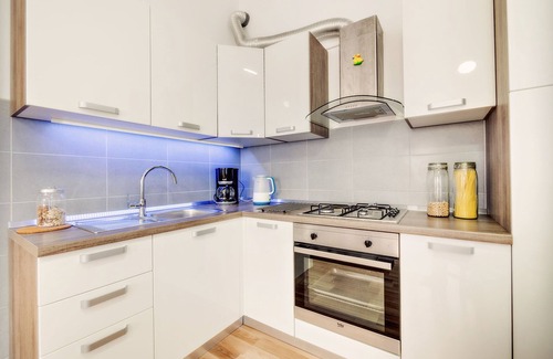 Brodarica Apartamento | Fluctus apartments: apartamentos que admiten mascotas con vistas al bosque y al mar.