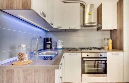 Brodarica Apartamento | Fluctus apartments: apartamentos que admiten mascotas con vistas al bosque y al mar.