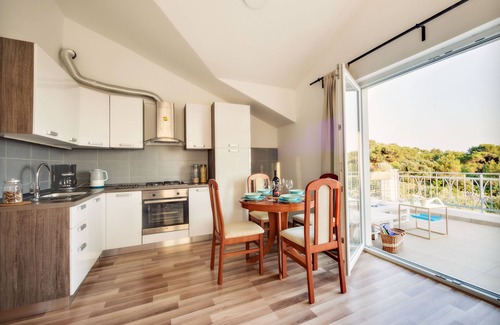 Brodarica Apartamento | Fluctus apartments: apartamentos que admiten mascotas con vistas al bosque y al mar.
