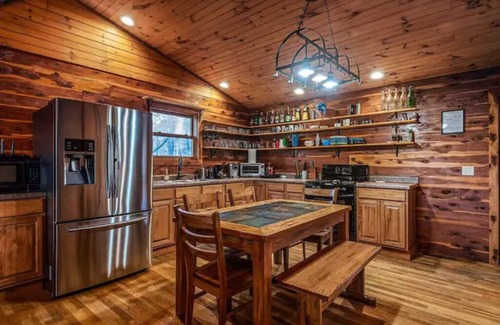 Compton Cabina | Fly Away Cabin- ¡Moderno, sereno y conveniente!
