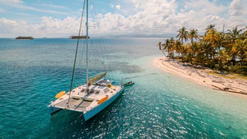 Carti Tupile Alquiler De Eote | Flying Ginny Lagoon 55 Catamaran All-Inclusive Charter