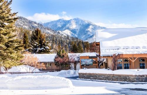 Alpine Cabina | Flying Saddle Resort and Steak House