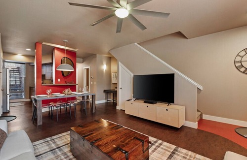 Old Town North Apartamento | FoCo Patio Oasis – King Beds & Walkable Location