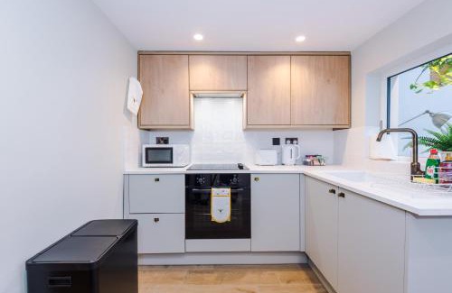Sandbach Casa | Foden's House by YourStays - 2 Bedroom Cottage in Sandbach with gorgeous dining room extension, High end finish