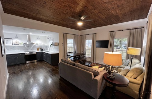 River District Casa | Fogarty Manor - Close to downtown and beaches, no cleaning