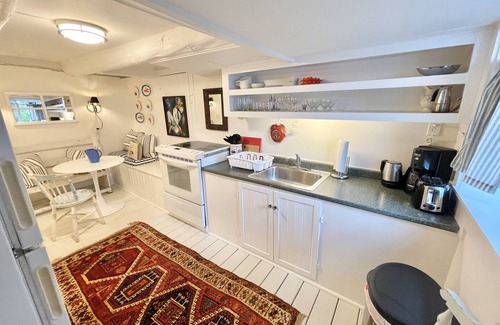 Manset Apartamento | Fok-Sul - Dockside Getaway in a 1820's Dockhouse!