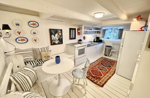 Manset Apartamento | Fok-Sul - Dockside Getaway in a 1820's Dockhouse!