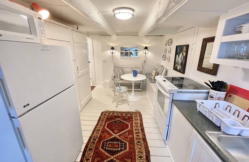 Manset Apartamento | Fok-Sul - Dockside Getaway in a 1820's Dockhouse!