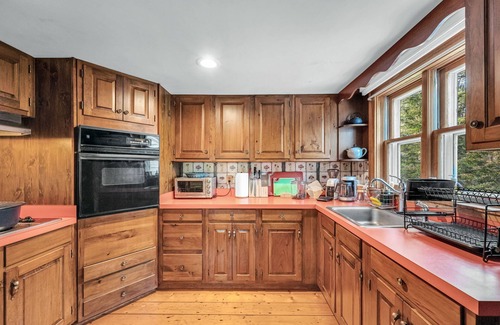 Whitingham Otro | Summer Ready! Play Area, Crib, 11 Acre Farmhouse