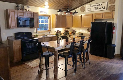 Mountain View Cabina | Cabaña popular! Aislado moderno 2 BR / 2 baño completo cabina justo detrás de Ozark Folk Center