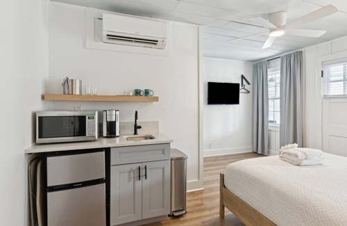 Folly Beach Hotel | Folliday Inn - Room 23 - The Continental, Large Pool, Pet Friendly