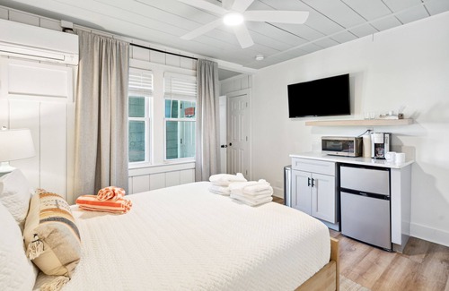 Folly Beach Hotel | Folliday Inn- The Overnighter- Room 25
