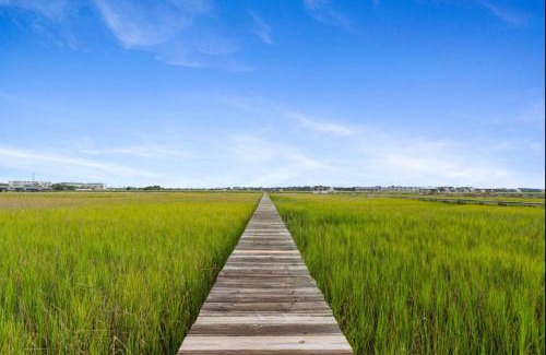 Folly Beach Casa | Folly Vacation Vintage Cottage with Private Dock Pet Friendly
