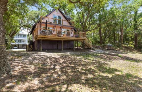 Folly Beach Casa | Folly Vacation Vintage Cottage with Private Dock Pet Friendly