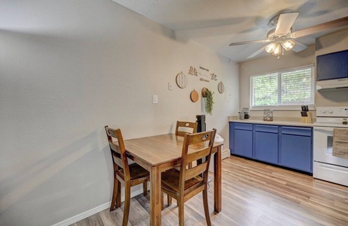 West Colorado Springs Apartamento | Fontmore Unit 4 · Cozy 2bd Stunning Mountain Views