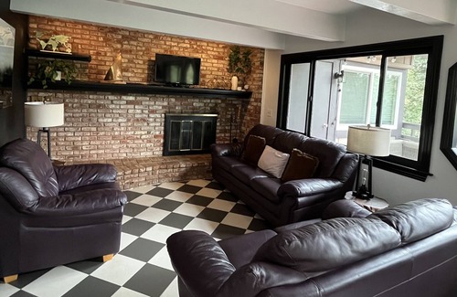 Blue Jay Casa | Foosball & Pool Table, Pandora Game Box & Arcades, Movie Room