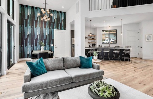 Riverside Casa | Football Fave, 5 Min to Downtown - Pool, Photo Op!