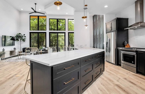 Riverside Casa | Football Fave, 5 Min to Downtown - Pool, Photo Op!