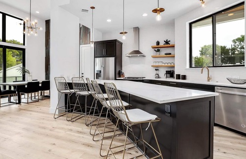 Riverside Casa | Football Fave, 5 Min to Downtown - Pool, Photo Op!