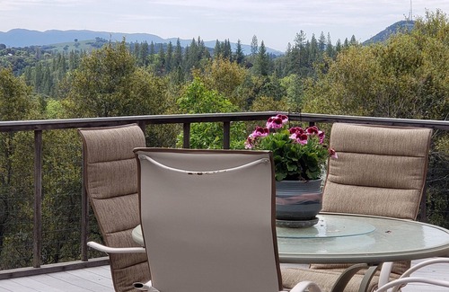 Jackson Casa | Foothill Retreat in the Sierra Nevada Mountains
