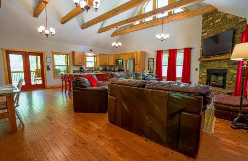Dahlonega Casa | Foothills Family Retreat - 7 Bedrooms, Hot Tub