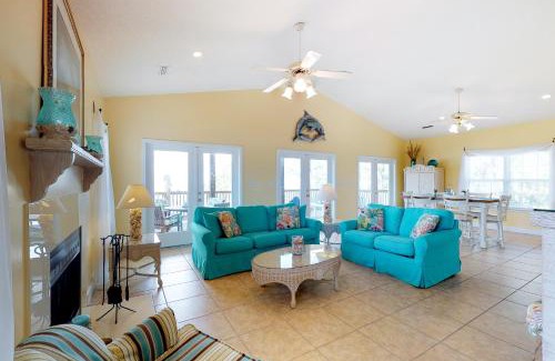 East End Casa | Footprints In The Sand