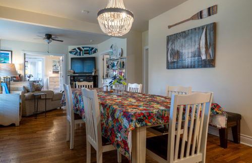 South Haven Casa | For Pete's Sake - private pickleball court & 2 blocks to beach!