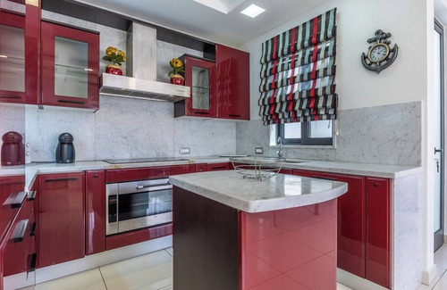 Mellieħa Heights Apartamento | For those who prefer to cook their own meals, this kitchen is well-equipped and is a beautiful space to create heartly dishes!! Towels and linen are included, Kettle, Toaster, Hair dryer, Washing machine, coffee maker, dishwasher, microwave.