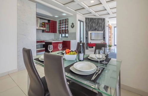 Mellieħa Heights Apartamento | For those who prefer to cook their own meals, this kitchen is well-equipped and is a beautiful space to create heartly dishes!! Towels and linen are included, Kettle, Toaster, Hair dryer, Washing machine, coffee maker, dishwasher, microwave.