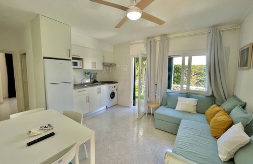 Los Delfines Apartamento | Forcat - Apartamento bajo con jardín y piscina.