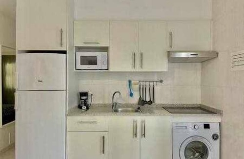 Los Delfines Apartamento | Forcat - Apartamento bajo con jardín y piscina.