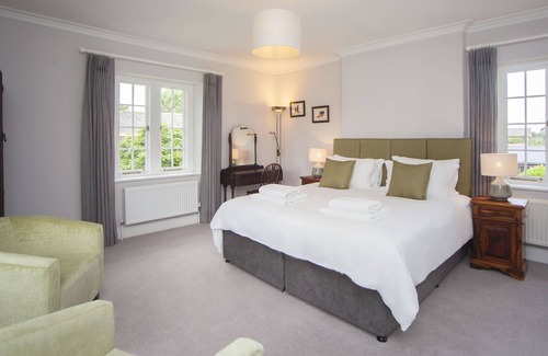 Bradford-on-Avon Otro | Ford Farm House - sleeping 13 or up to 15 with 2 toddler floor beds